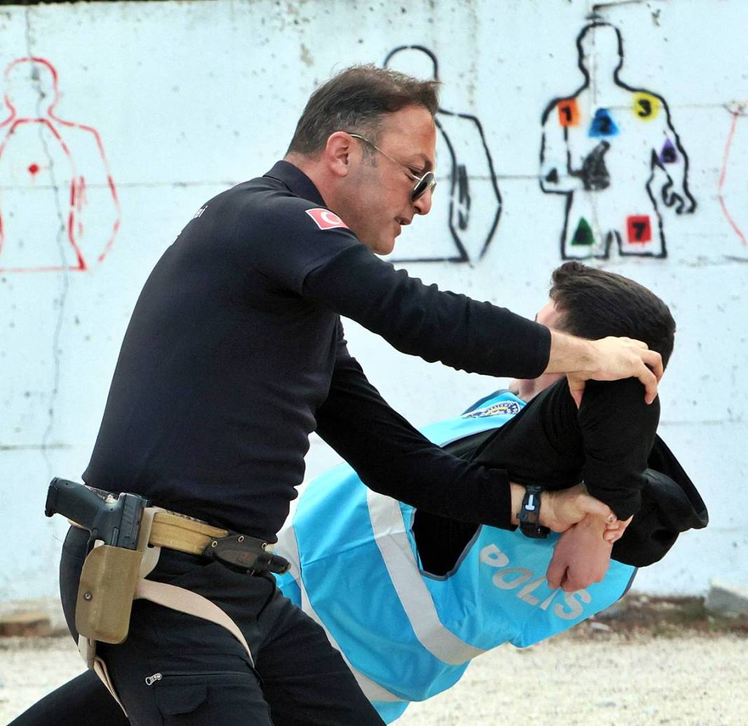 Yerli Lara Croft, karanlıkta hedefi 12'den vuruyor! Polis eğitmeni Nisa Aydın'ın müdahale teknikleri nefesleri kesiyor 15